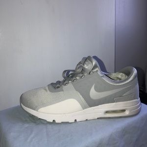 NIKE Women’s Sneaker — Never worm — Size 7.5